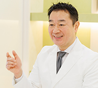 笑顔でカウンセリングで説明しているTHE CLINIC 総院長の大橋昌敬医師