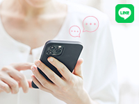 スマホでLINEを送る女性