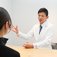 乳腺専門医と形成外科専門医の領域をまたいだ資格を持つ葛城医師のカウンセリング