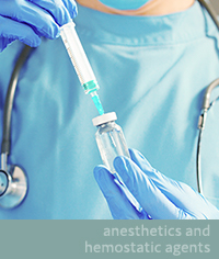 薬剤を注射器に入れている