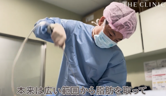 カニューレを手に持ち豊胸手術を行っているザクリニック東京の志田雅明医師