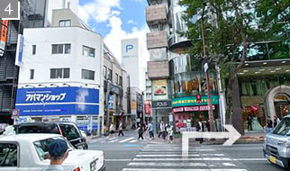 横断歩道が見えたら渡って、伊都きんぐを右に曲がります。
