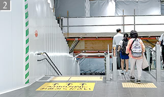 南口の階段／エスカレーターを降りて路面電車乗り場へ向かいます。