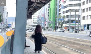 降りた電車の進行方向右側に見える横断歩道を渡ります。