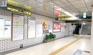 改札出て右に進み、1番出口から地上に上がってください。