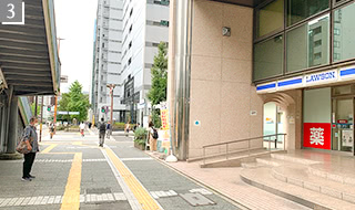 右手のローソンを通過して、さらに直進してください。