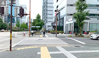 信号のある横断歩道を、そのまま渡ってください。