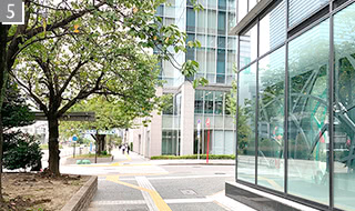 ガラス張りのビルの角を曲がった先が当院の入口です。