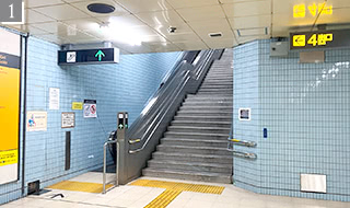 改札を出て右に進み、4番出口から地上に上がってください。