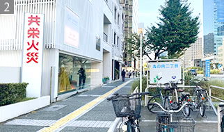 桜通りを右手側にみながら、直進してください。