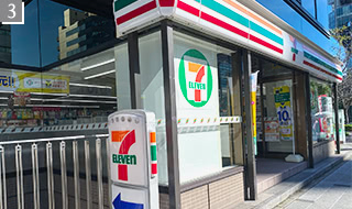 左手に見えるセブンイレブンを通過し、さらに直進します。