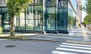 信号のない横断歩道の先、ガラス張りのビル1階が当院です。