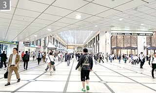 動く歩道を降りたら、右手に阪急百貨店を見ながら直進します。
