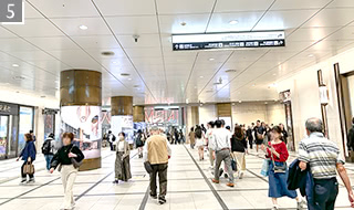 阪急百貨店を右手に見ながらさらに直進してください。