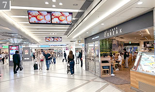 「カフェブレイク」を超えたら右に曲がってください。