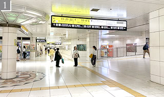 東西どちらかの出口を出てディアモール大阪方向へ進みます。