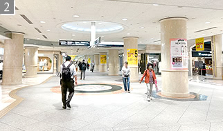 しばらく道なりに進んでください。