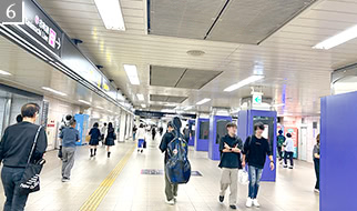 左手にファミリーマートが見えるまで直進してください。