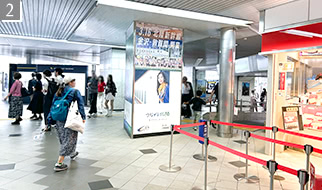 「551蓬莱」を右手に見ながら直進してください。