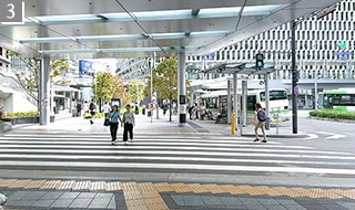 バス停付近の横断歩道を渡ります。<br/>(注）阪急百貨店の方ではありません。