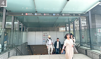 直進して突き当りにある階段を下ってください。