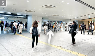 阪神百貨店を右手に見ながら直進してください。