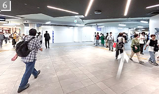 矢印の方向に進んだあと、左に曲がってください。