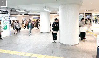 御堂筋線の南改札を出たら、そのまま直進してください。