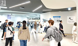 分岐点まで来たら矢印の方向に進み左に曲がります。