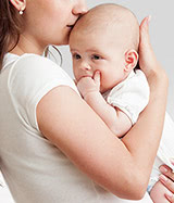 赤ちゃんをだっこした女性