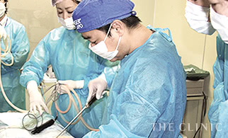 注入のための脂肪採取を行う大橋昌敬医師