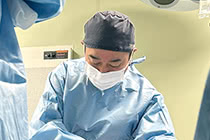 脂肪吸引の手術を行う大橋医師