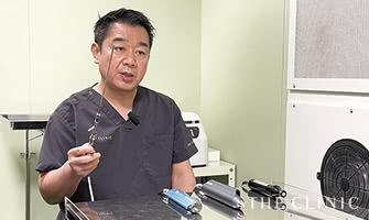 脂肪吸引のカニューレを手に持ち説明する大橋医師