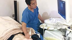 エコー検査を行うドクター