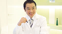 術後サポートについて説明するドクター