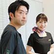 いつも前向きで、どうしたらもっと良くなるかを常に追求し続けるドクターです。ご自身も脂肪吸引を受けており、術後のダウンタイムを身をもって経験しているので、リアルで、かつゲストに寄り添ったアドバイスをしてくれます。また、私たちスタッフに対しても細かな気配りを絶やさず、密にコミュニケーションをとってくれるので、スタッフからの信頼も厚いドクターです。
