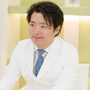 きっかけになったのは、私が執刀した1人の女性患者さんです。進行がんの難しい手術でしたがなんとか成功し、命を救うことができました。術後のつらいリハビリを経て、無事退院後、外来にいらっしゃった彼女はきれいにメイクをし、とても晴れやかな表情だったことをよく覚えています。リハビリ中には見られなかった表情です。そのとき、患者さんにとって大切なのは命が助かることはもちろんですが、病院の外にある生活だというということを強く実感しました。そのできごとがきっかけで、人の生活をより豊かにするような治療で役に立ちたいと考えるようになり、美容外科医への転身を決めました。
