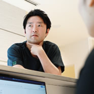 美容医療をやるなら最先端の施術を扱い、自分の技術をさらに磨ける場所ではたらきたいと考えていました。その条件がすべてそろっていたのがTHE CLINIC です。脂肪吸引や脂肪注入の指導機関として技術指導セミナーを定期的に開催し、最新の再生医療も施術に取り入れるなど、より良質な美容医療を広く提供していくために尽力している姿勢は、他では見られない大きな魅力でした。ここであれば自分がこれまで経験してきた手技を活かせるだけでなく、技術を磨いてさらに高みを目指せる。ゲストの期待に応えていける。こう確信した私は、次のステージとしてTHE CLINIC を選びました。