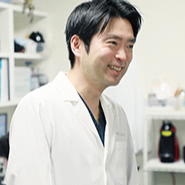 共感力とコミュニケーション力でゲストのニーズを引き出し、それを高い精度で実現する美容外科医です。美容外科の手術には決まった答えがありません。答えは、ゲスト一人ひとりの中にあり、それを引き出し、実現することこそが美容外科医のあるべき姿だと考えています。カウンセリングでは、ゲストの話に真摯に耳を傾け、術後の理想イメージをお互いにしっかり共有したうえで、最適な施術プランをご提案いたします。高い精度の仕上がりを目指すために、今後さらなる技術の研鑽にも励んでまいります。術後、ゲストの人生が手術前より少しでも前向きに、晴れやかなものになれば、これに勝る喜びはありません。