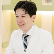 形成外科医を始めた時から、美容医療には興味がありました。そのため、形成外科の手術を行う際にも、美容医療のコンセプトを加味して施術を行ってきました。<br>実は海外では、形成外科と美容外科が日本のようには分かれてはいません。どちらも患者様（ゲスト）の生活の質を向上させ、充実した人生を歩んでいただくことを目的としています。一方日本では、保険診療が充実しており、数多くの医療がカバーされています。ただ、保険診療から漏れてしまっている場合は、行った方が良い結果が得られるとわかっていても治療することができません。その点、美容外科を含めた自費診療では、保険診療の制約を受けることなく、自分が考える最良の医療をゲストにご提案できます。<br>私は、「医療技術を用いてゲストに笑顔になっていただく」ために医師を続けております。それを実現するために、私が最良と考える医療をご提案できる形成外科、美容外科医の道を選択しました。