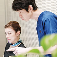 技術力の高さはもちろんですが、プロフェッショナルとしての意識の高さに惹かれました。医師や看護師、コンシェルジュをはじめ、クリニック全体でゲストに満足していただけるよう全力を注いでいる姿勢に感銘を受けました。<br>脂肪に特化していることも選んだ理由の一つです。私自身、脂肪幹細胞による神経因性疼痛治療を研究していたので、「脂肪」による再生医療の可能性の大きさはよく理解しております。また、形成外科領域の手術において、遊離皮弁を用いた乳房再建を行っていましたが、自然で美しく仕上がる脂肪注入による乳房再建や乳房増大にはずっと注目しておりました。<br>THE CLINIC は脂肪吸引・注入の分野で最先端を走り続けているクリニックです。ここなら知識を深め、より高度な技術を習得できると思い、入職を決意しました。