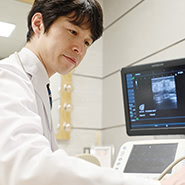 全ての点で妥協しない医師でありたいと考えています。そのために、手術の技術はもちろんですが、手術前のプランニング(カウンセリング)も重視しています。<br>手術の成否の半分以上はプランニングで決まると考えています。プランニングの精度を上げるためには、ゲストの皆様のご要望を、ニュアンスも含めてきっちり理解することが重要です。その上でゲストの身体的特徴を正確に把握し、最適な治療プランをご提案したいと考えております。<br>これまで磨き続けてきた、手術の技術とプランニングの精度をさらに向上し、1つでも多くの「心からの笑顔」を引き出したいと考えています。