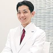 前職では、外科医として乳がん手術や腹部手術など、多種多様な領域の手術に携わってきました。その際、術後の見た目が美しく整っていることに、患者さんがとても喜んでくださったということを経験し、それがとても印象的だったのを覚えています。見た目に自信が持てるということは、病気が治ることと同じぐらい、人生を前向きに生きる上で大きなことなのだと痛感させられました。こうした経験が後押しになって、美を追求する美容医療を志すようになりました。