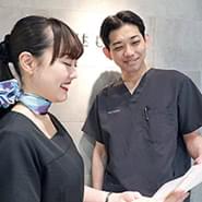 理由は2つあります。1つは、脂肪注入・脂肪吸引の技術指導クリニックであり、実際、ドクターひとり一人の外科技術が非常に高度だと感じられたからです。こういう場に身を置くことで、自分自身の技術にもさらに磨きをかけることができると考えました。<br>もう1つは、ゲストファーストの理念に感銘を受けたことです。どうすればゲストに満足いただけるか、スタッフが一丸となって考え、切磋琢磨する姿は、まさに私の理想だと感じました。