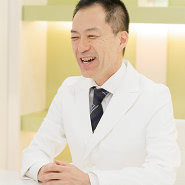 前職では地域医療に従事し、地域の方々の健康を守ってきました。そんな中で、美容医療に失敗した方の話を聞く機会があり、美容手術の失敗で苦しんでいる方は、実は少なくないのだということを知りました。この事実は、今まで一般的な保険診療にだけ携わってきた私には衝撃的だったんです。こうした方たちを救うにはどうすれば良いか、そして、美容医療の失敗に苦しむ人々を少しでも減らすためには何ができるかといったことについて、私なりに思いを巡らせてきました。その結果、自分自身が美容の分野に飛び込んで、今まで培ってきた外科医としての技術や経験を役立てるのがベストなのでは？という思いに至ったのです。