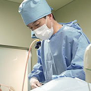 出発点は「美容手術の失敗に苦しむ人たちの力になりたい」でした。その点THE CLINIC は、他院修正を積極的に受け入れていて、かつゲストの体への負担を第一に考えた麻酔管理や、ベイザーなど、体へのダメージが少ない施術を扱っており、そうした点に強く感銘を受けました。<br />また、脂肪吸引や脂肪注入豊胸の指導機関として、技術指導セミナーを定期的に開催するといったことから、他にはない技術力と、高い志があるクリニックだとも感じました。入職を決意したのは、自身の美容外科医としての技術を高い水準で磨くことができると考えたからです。