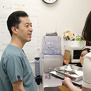 ゲストの期待に、技術力と安全性の高い施術で応えることができる美容外科医です。美しくなるために当院を選んでくださった方一人ひとりのお悩みやご希望を丁寧に伺って、ゲストが求める美を理解し、満足いただける最適の施術をご提案します。さらに、ゲストの期待以上の仕上がりを実現させるために、常に新しい技術を学び、それを実践し続けていくことも大切にしたいです。美を提供するだけでなく、自分に自信を持てたゲストに術前よりも豊かな日常を手に入れていただくまでが、私たち美容外科医に課せられた使命です。そんな日常をゲストに提供するため、責任を持って安全第一の施術に取り組んでいきたいと思います。