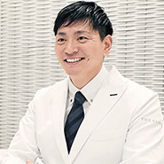 総合病院で12年間、内視鏡医として高難易度の治療にも数多く取り組んできましたが、年齢を重ね、医師としての経験を積む中で、美容医療への関心が高まってきました。健康でありたいという願いと同じぐらい、「美しくありたい」という願いはすべての人にとって普遍的な価値観だと感じるようになったからです。病気を治すだけでなく、生活をより幸福にする医療に携わる医師こそ、私が目指す理想像でした。そこで、医師13年目。一念発起して美容外科へ転科し、一から技術を学び直しました。