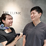 もともと趣味で体を鍛えていて、ボディラインを整える喜びと難しさはよく知っていましたが、美容外科で経験を積む中で、内視鏡医としての技術が脂肪吸引に非常に活かされていることに気づき、より一層、脂肪吸引に特化して技術を極めたいと考えるようになりました。THE CLINIC と出会ったのは、そんな折です。美容外科学会の発表やSNSなどを通じて知った医師の高い技術力、ゲスト第一の姿勢に大いに感銘を受けたのを、今でも覚えています。入職後も医師同士が技術を高め合う文化が根付いていて、ここで本当に良かったです。