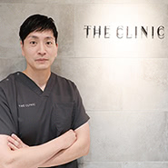 私が目指すのは、質の高い手術を追求し続ける美容外科医です。<br/>技術を磨き、真摯にゲスト1人ひとりの要望や夢に向き合い、その方の魅力を最大限に引き出せるような手術を心がけています。美容医療は単に外見を変えるだけではなく、ゲストの人生を明るく前向きに変える力があります。私の日々の積み重ねが、やがて社会貢献に繋がると信じ、これからも技術の研鑽を重ねていきます。